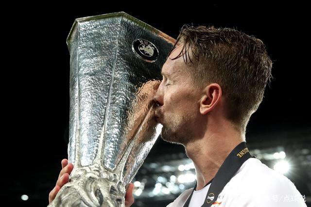 维尼修斯庆祝当选年度最佳球员 把World拼成word